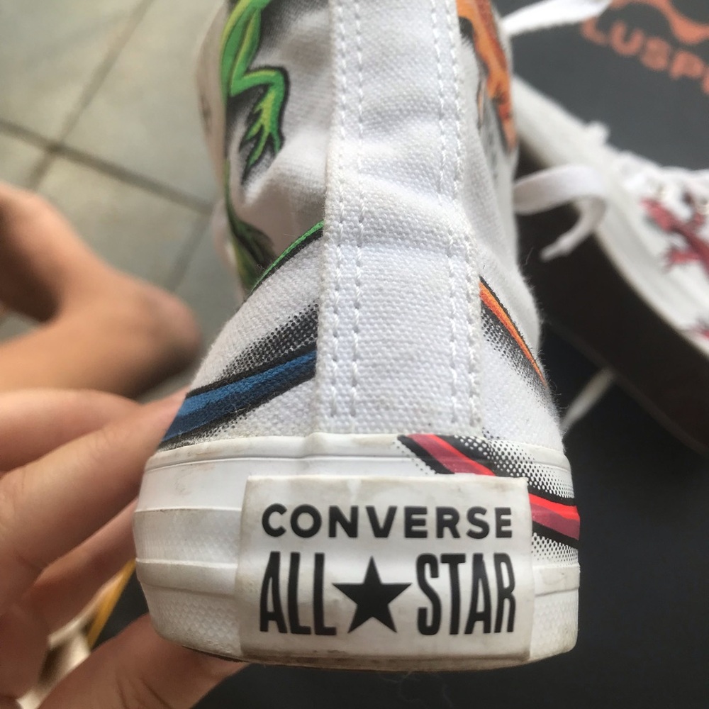 🦎Converse Kids' White High-Top Sneakers with Colorful Lizard Graphics - Picture 2 of 13